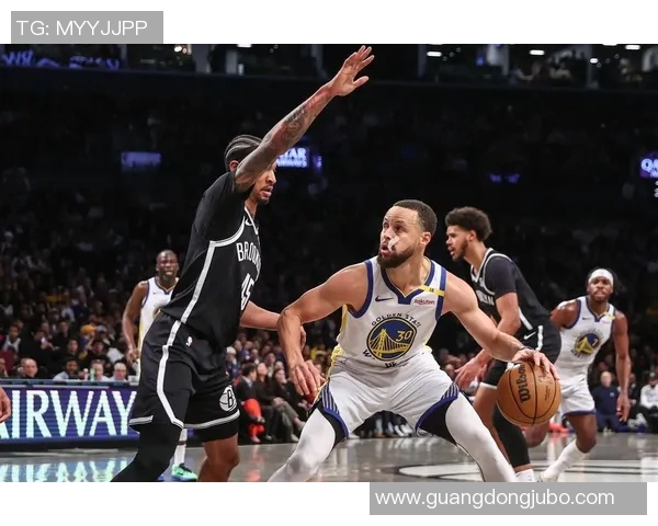 勇士与鹈鹕激战四月末争夺季后赛席位的关键之战 勇士与鹈鹕激战四月末争夺季后赛席位的关键之战